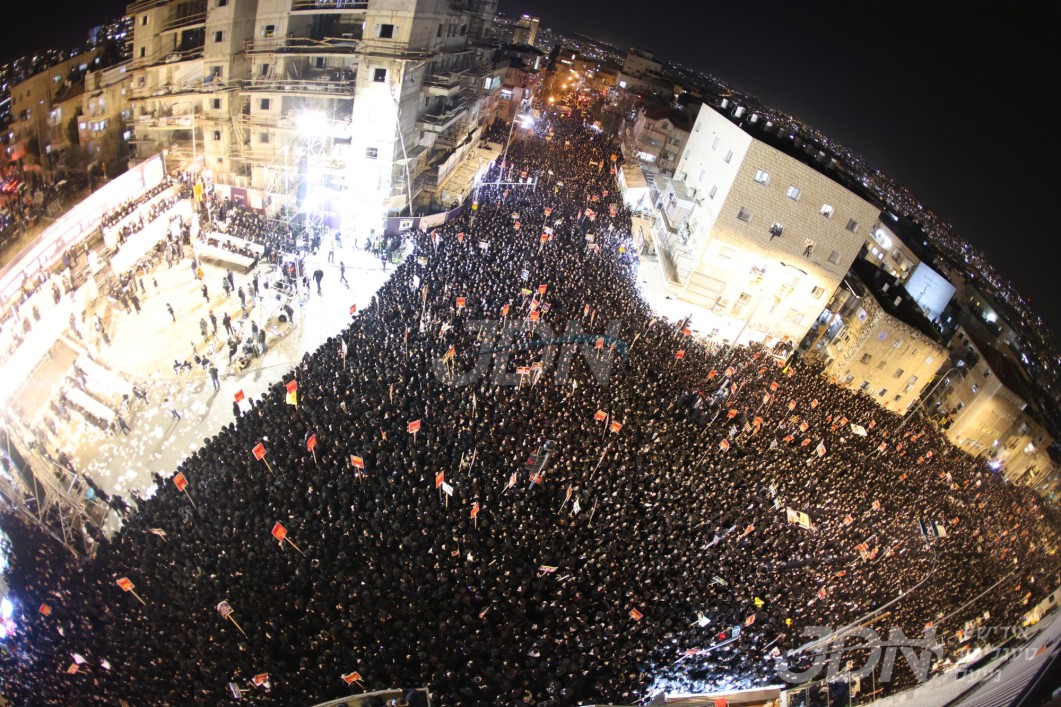 בפלטרין של מלך: צענדליגע טויזענטער אידן ארויסגעקומען ברחובה של עיר ביים גרויסן עצרת מחאה "קול שועתם" קעגן די גזירת הגיוס