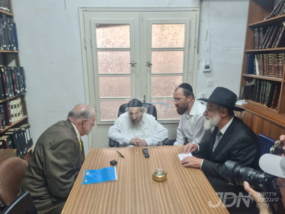 אמעריקאנער אמבאסאדער אין ארץ ישראל מייק האקאבי באזוכט ביי מרנן ראשי ישיבת סלאבאדקע