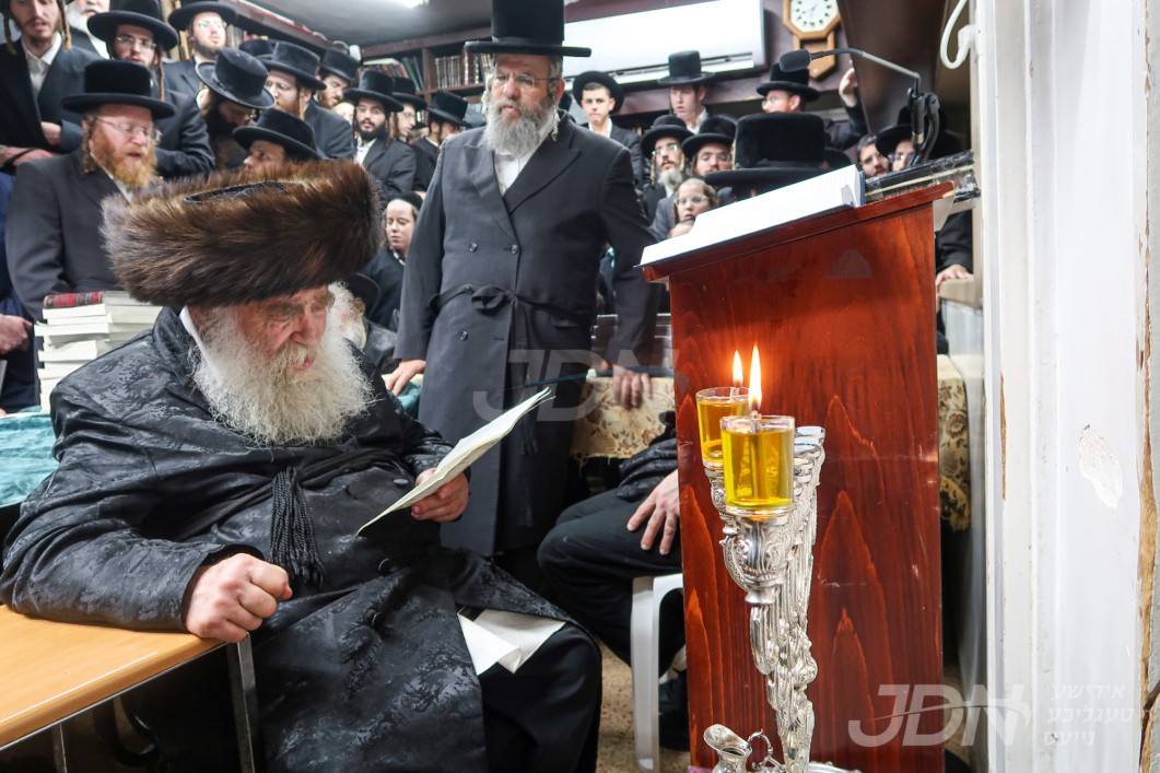 גאב"ד מאקאווא ביי הדלקת נרות חנוכה