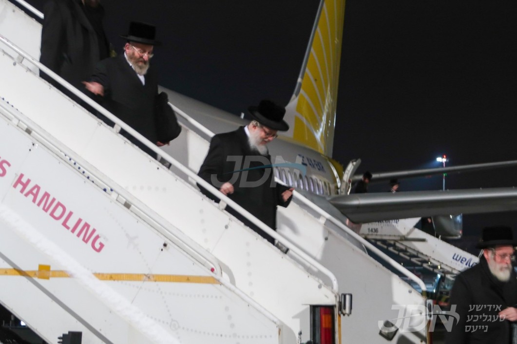 כי בשמחה תצאו ובשלום תובלון: האדמו"ר מבוהוש ערווארטעט אויף א געהויבענע באזוך אין אמעריקע, לטובת מוסדותיו הקדושים