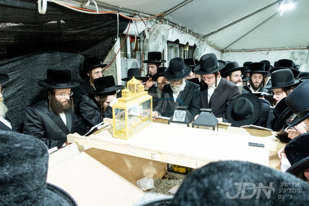 ערשטע הילולא קדישא פון כ&quot;ק אדמו&quot;ר מקאסוב זצ&quot;ל - עלי&#039; לציון בליל ההילולא אויפן וויזניצע בית החיים אין מאנסי