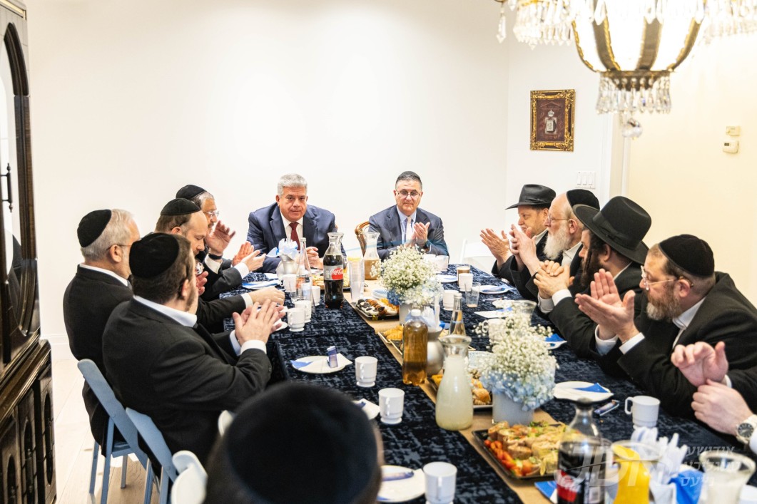 ספעציעלער זיצונג מיט די ברוקלין דיסטריקט אטורני עריק גאנזעלעס און היימישע עסקנים פון וויליאמסבורג, בארא פארק, פלעטבוש און קראון הייטס אין שטוב פון העסקן ר' משה ווייזער