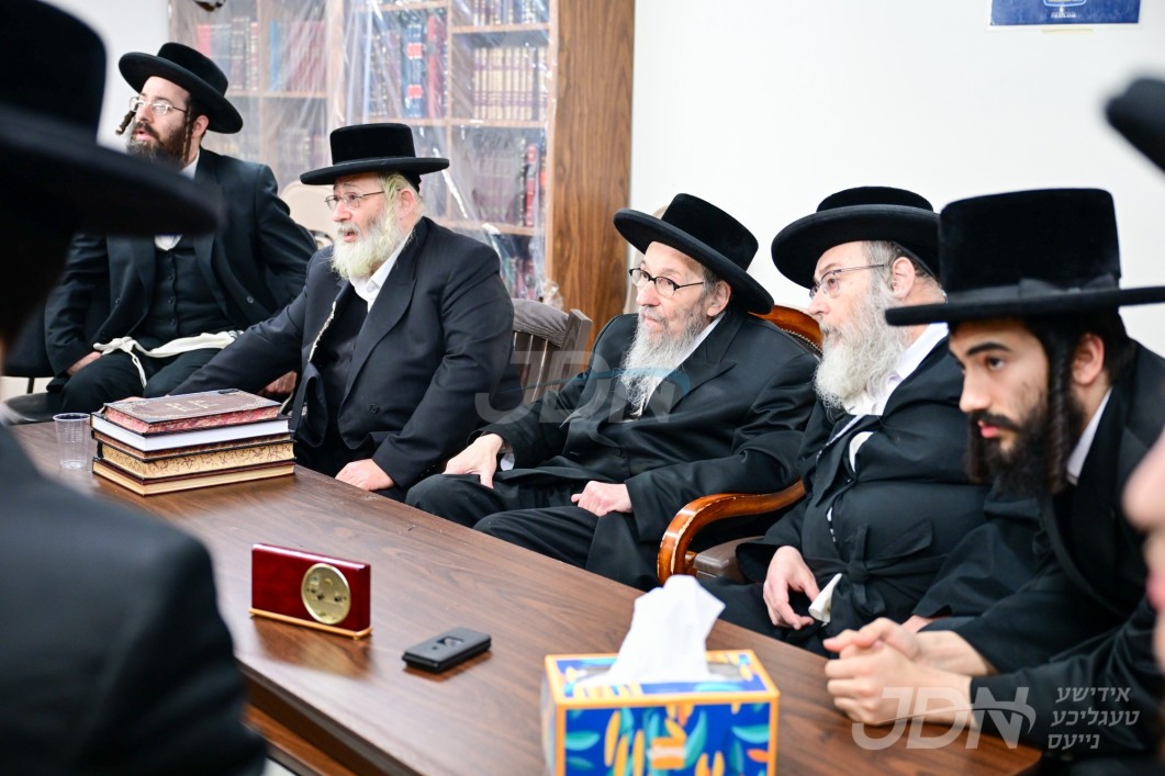 ניחום אבלים ביי דומ&quot;ץ קרית יואל על פטירת אחיו ע&quot;ה