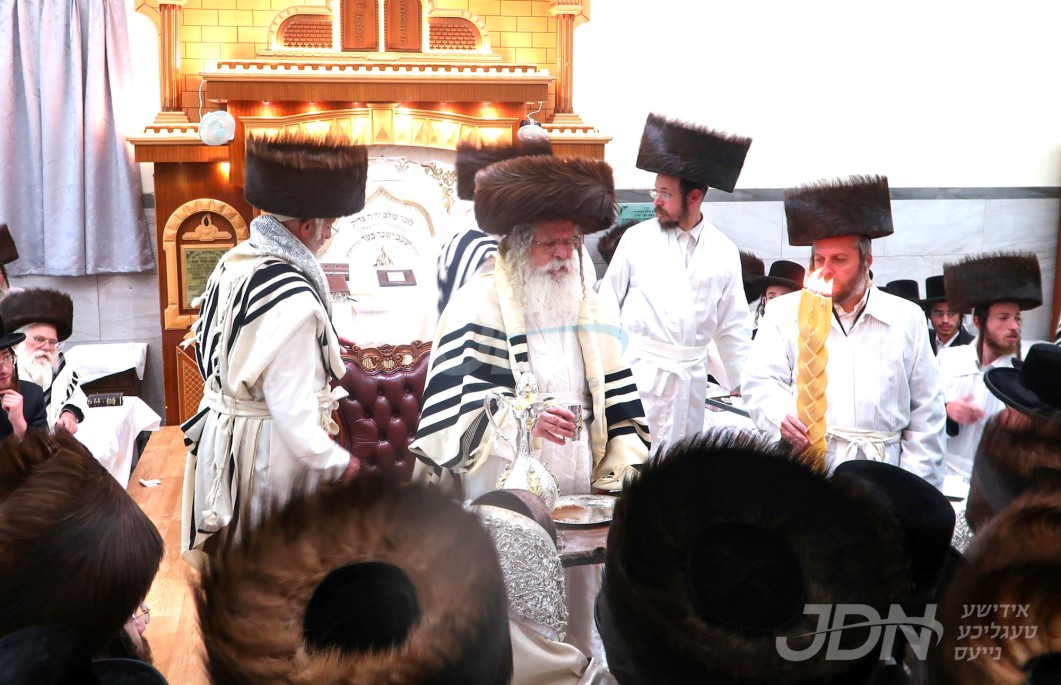 מוצאי יום כיפור אין חצר הקודש נדבורנה ירושלים