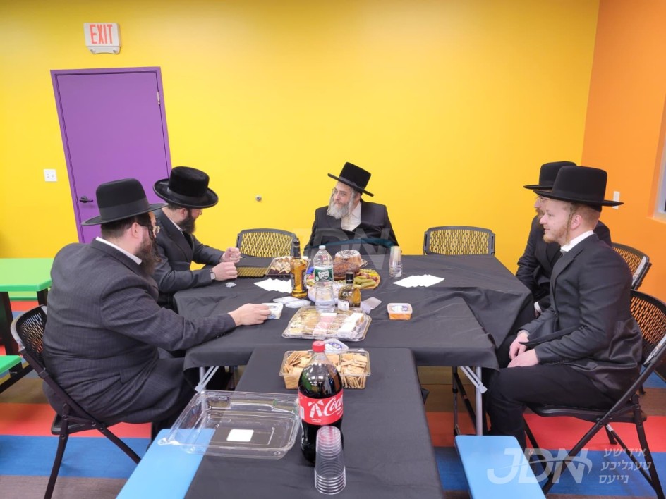 מעמד קביעות מזוזוה ביי די נייע האפלא שפיל פלאץ אין לעיקוואד