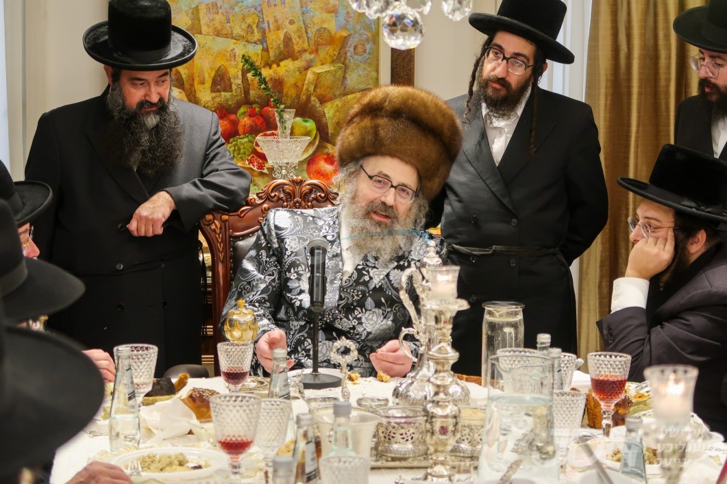 יהי השבוע הבא: האדמו&quot;ר מוויזניץ לאנדאן וועט אנקומען צוגאסט קיין ניו יארק לפאר על ראש שמחתו