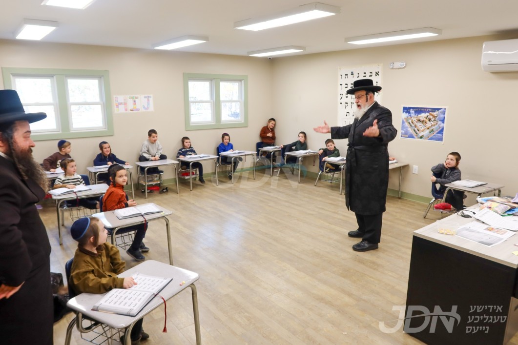 די וועלט בארימטע מחנך פון ארה"ק הרה"ג ר' משה קלעצקין באזוכט אין תלמוד תורה אהבת תורה אין לעיקוואד, וועלכע ווערט געפירט דורך זיין הדרכה