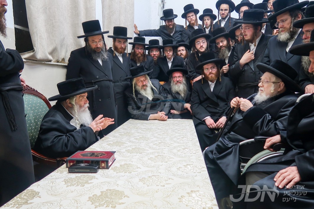 ניחום אבלים ביי האדמו&quot;ר מקרעטשניף י&quot;ם