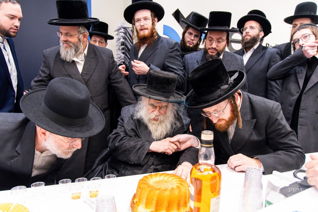 לב פידיעטריק קעיר אין פאמאנא באנייעט אין א מזל&#039;דיגע שעה; גרויסארטיגער &quot;מעמד קביעת מזוזה&quot; אפּגעהאלטן אין שפיץ פון כ&quot;ק הגה&quot;צ גאב&quot;ד מאקאווא שליט&quot;א