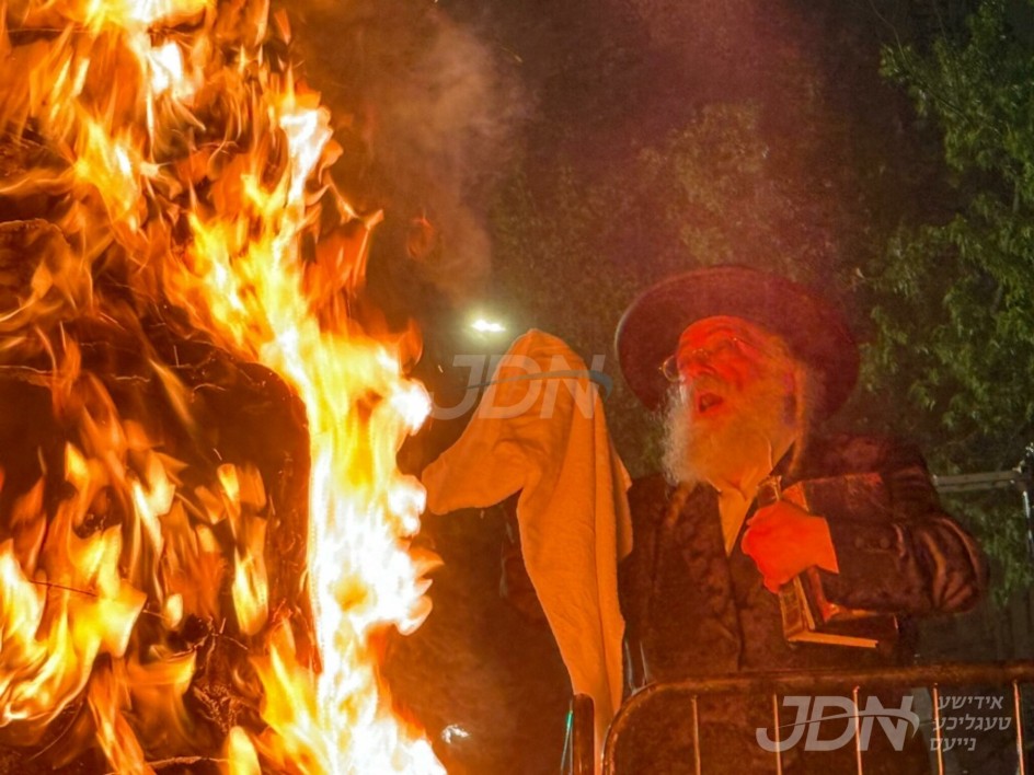 האדמו&quot;ר מלעלוב ביים הדלקה ל&quot;ג בעומר