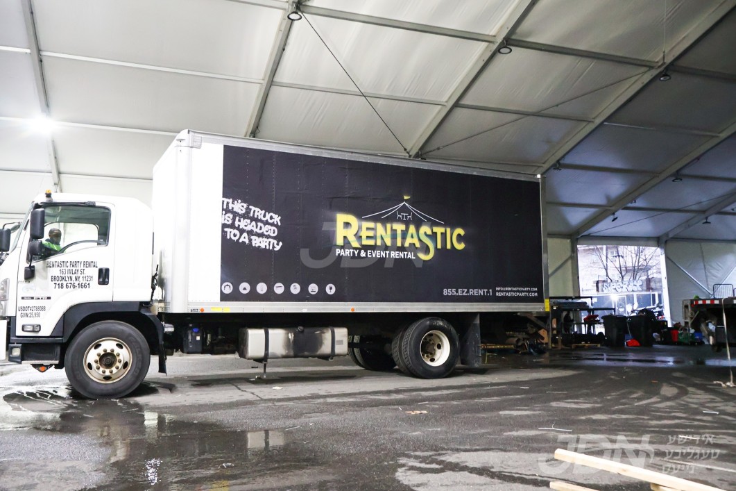 די בארימטע רענטעסטיק פארטי רענטאל פירמע ביים אנהייבן בויען די ריזיגע סטעידזשעס פאר די גרויסארטיגע סעודת הודאה כ&quot;א כסלו בחצר הקודש סאטמאר