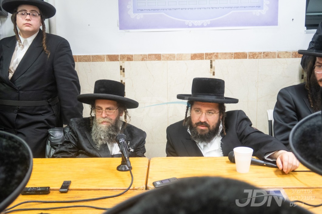 ניחום אבלים ביי האדמו&quot;רים מקרעטשניף סיגעט אין וויליאמסבורג צום פטירה פון כ&quot;ק אדמו&quot;ר מקרעטשניף סיגעט זצ&quot;ל