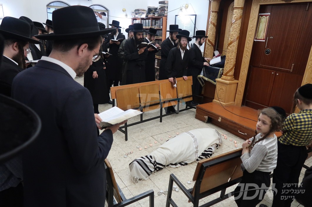 דרכי ציון אבילות: אשכבתיה דרבי פון כ&quot;ק אדמו&quot;ר מקרעטשניף סיגעט זצ&quot;ל - ב&#039; אלול תשפ&quot;ה - לייוו באריכטן און בילדער