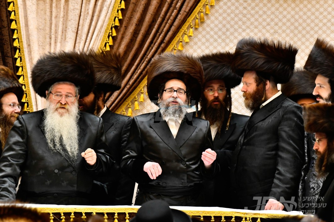 האדמו&quot;ר מסקולען פון ירושלים ביים סעודת הודאה מוצאי שבת נחמו אין ביהמ&quot;ד הגדול בית וויזניץ אין בני ברק