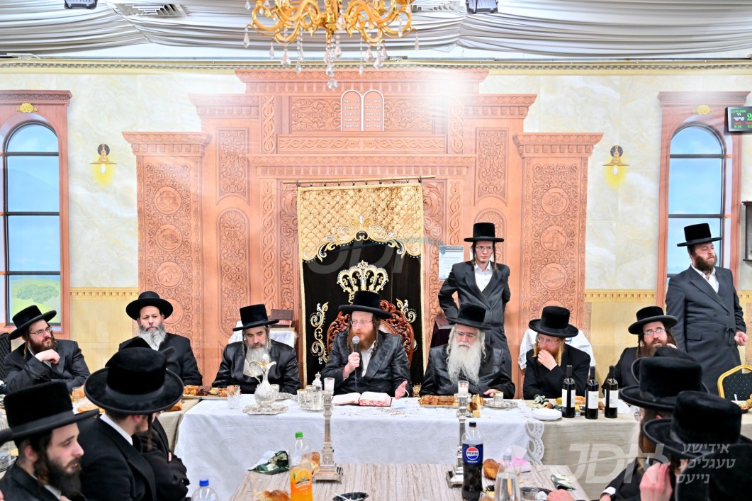 האדמו"ר מספינקא בית שמש ביים יארצייט טיש פון אביו זצ"ל