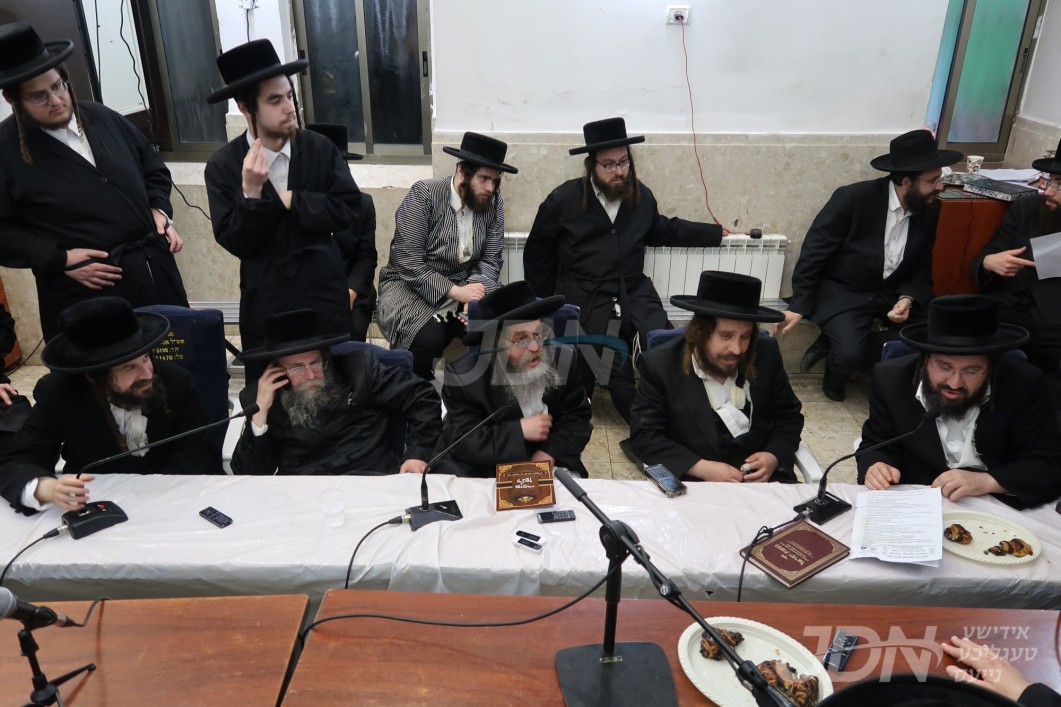 האחים האדמורי&quot;ם מקרעטשניף סיגעט וועלן פראווענען ערשטע שבת אלס רבי, אין גרויסן שאטער פון ביהמ&quot;ד פינסק קארלין