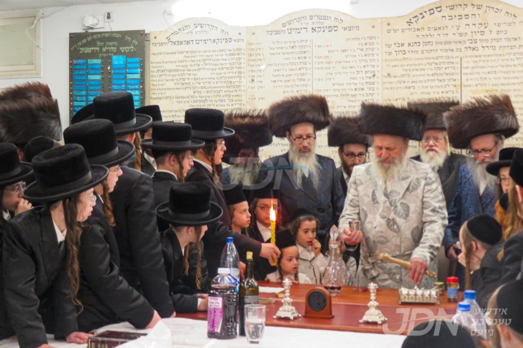 האדמו&quot;ר מקארלסבורג פון וומס&quot;ב שבת אין בני ברק, וואו דער רבי האט געפראוועט בבית מדרשו של אביו