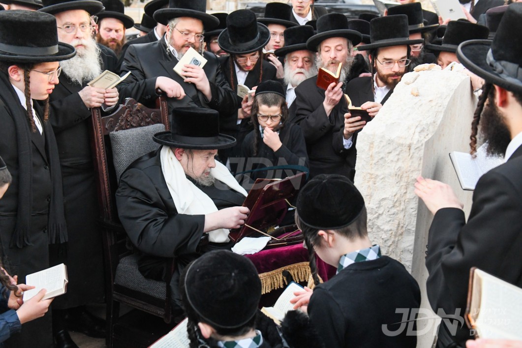 האדמו"ר מבעלזא ביים עלי' לציון אמו הרבנית מבולגרייא ע"ה לרגל די יארצייט