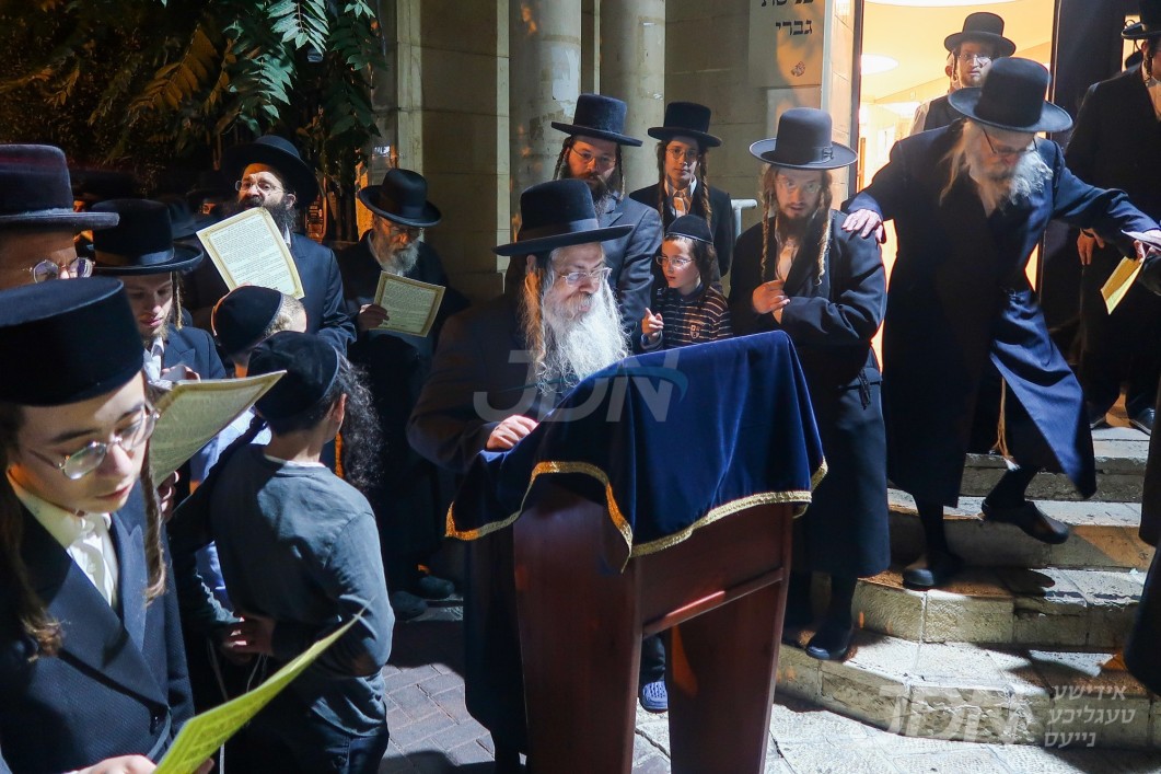 האדמו&quot;ר מטאלנא ביי קידוש לבנה מוצאי תשעה באב