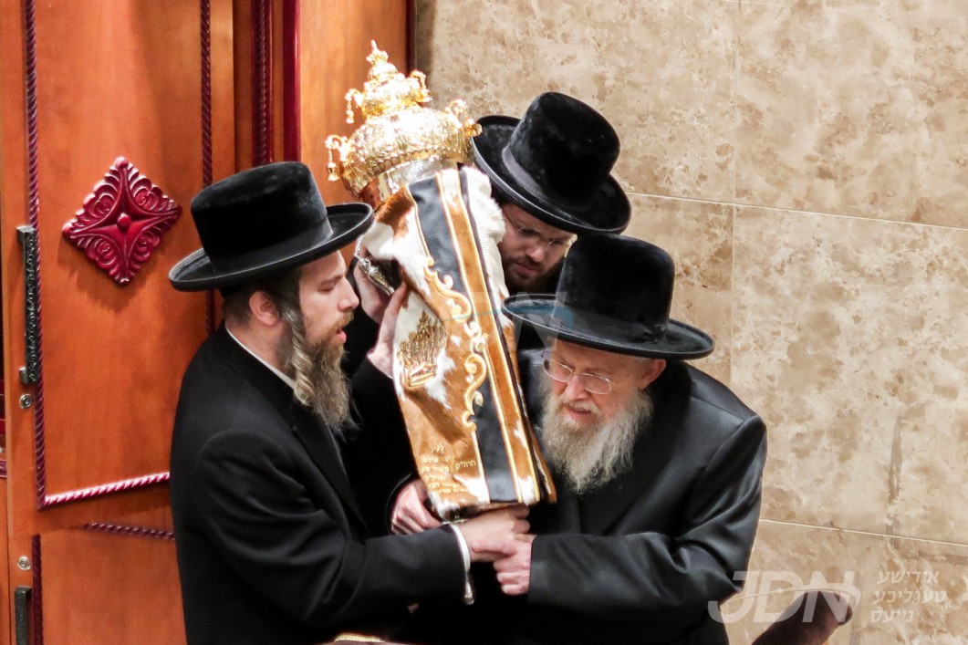 הכנסת ספר תורה צו ביהמ&quot;ד סלונים אין ירושלים