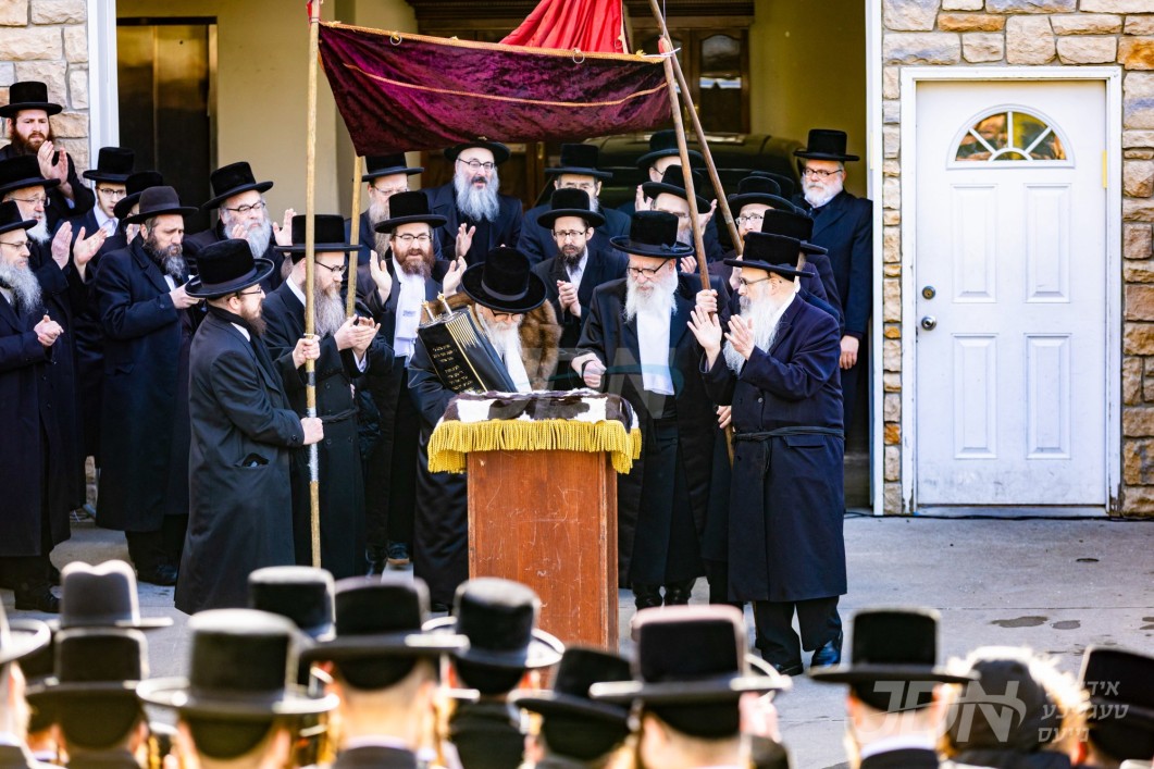 סיום כתיבת ספר תורה ביי האדמו"ר מסקווירא פארן ספר תורה וואס וועט אריינגעגעבן ווערן צו ביהמ"ד סקווירא אין רמה ד' בית שמש