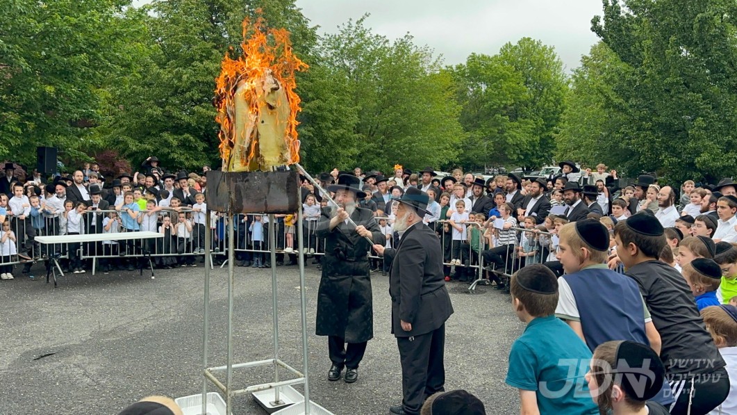 האדמו&quot;ר משעדליץ ביים הדלקה ל&quot;ג בעומר