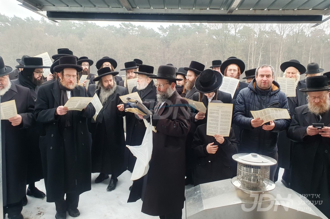 יארצייט סעודה און הקמת מציבה פון גאב"ד פשעווארסק וויליאמסבורג זצ"ל אין אנטווערפן