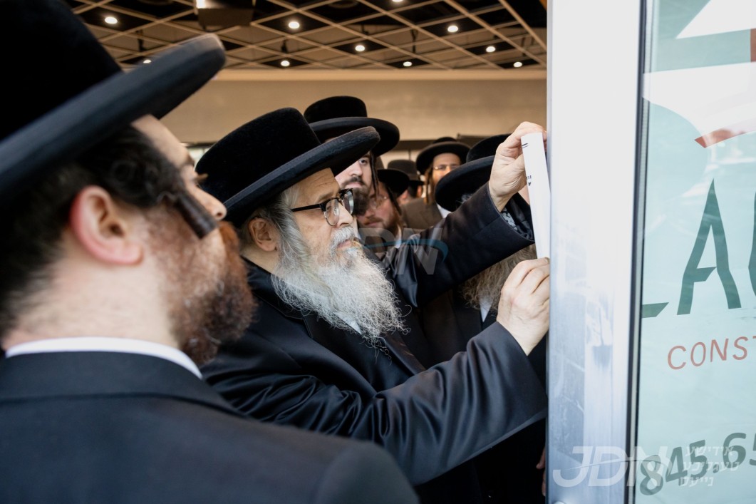 מעמד קביעת מזוזה אין די נייע סאטמאר פלייש געשעפט אין לעיקוואד