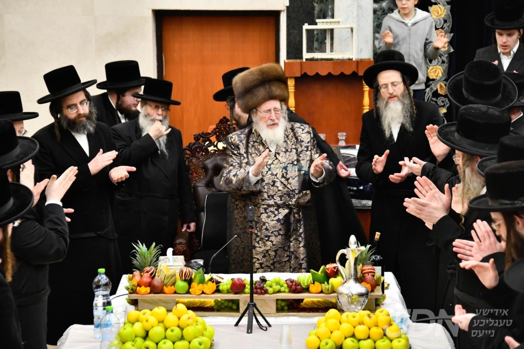 האדמו"ר מספינקא ביים חמשה עשר בשבט טיש