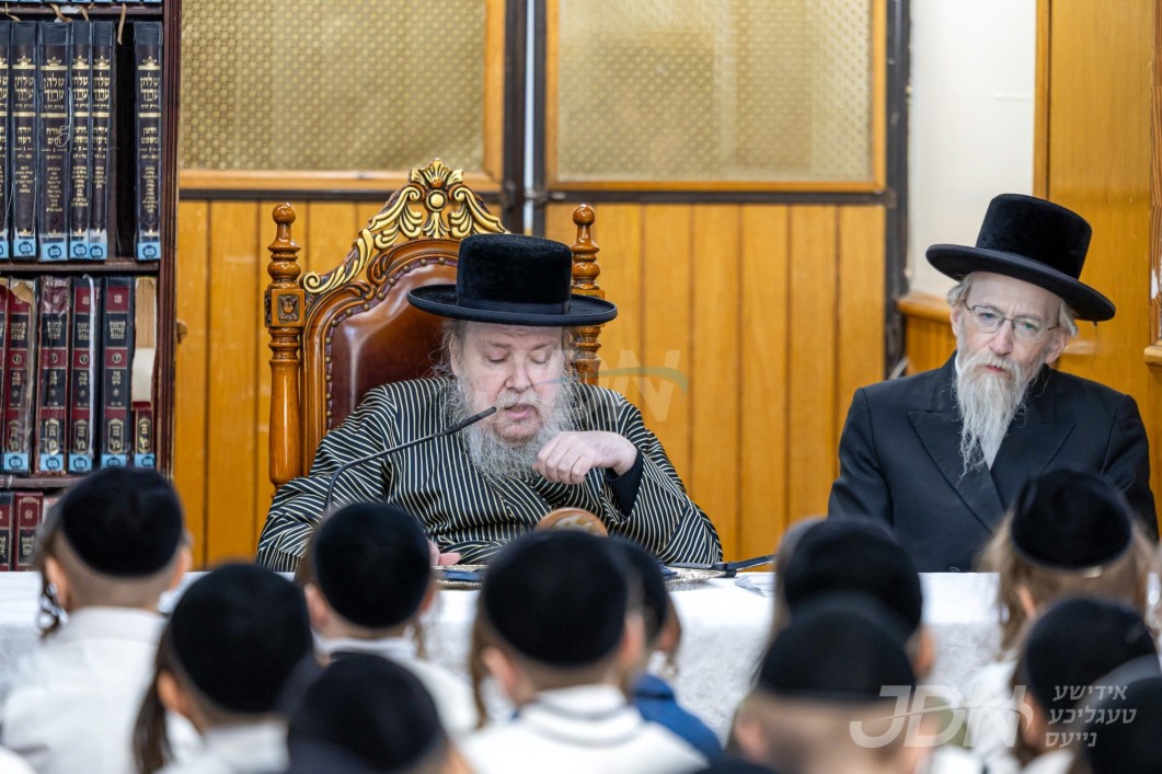 האדמו"ר מלעלוב ביים טיילן חנכה געלט פאר ילדי תלמוד תורה לעלוב