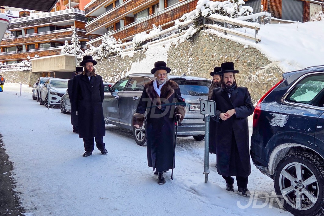 האדמו"ר מסערט וויזניץ אויף אפרוה אין ארוזה, שווייץ