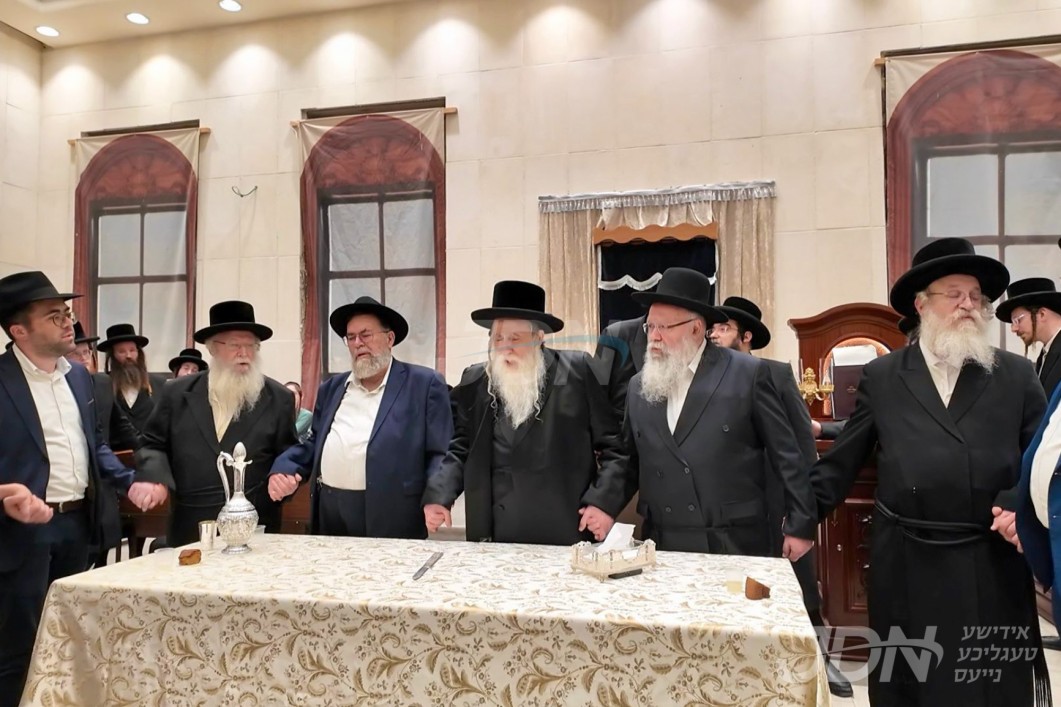 מעמד קביעת מזוזה וחנוכת הבית פאר די נייע דאווענען שטיבלעך אין ביהמ&quot;ד הגדול מאחנובקא בעלזא