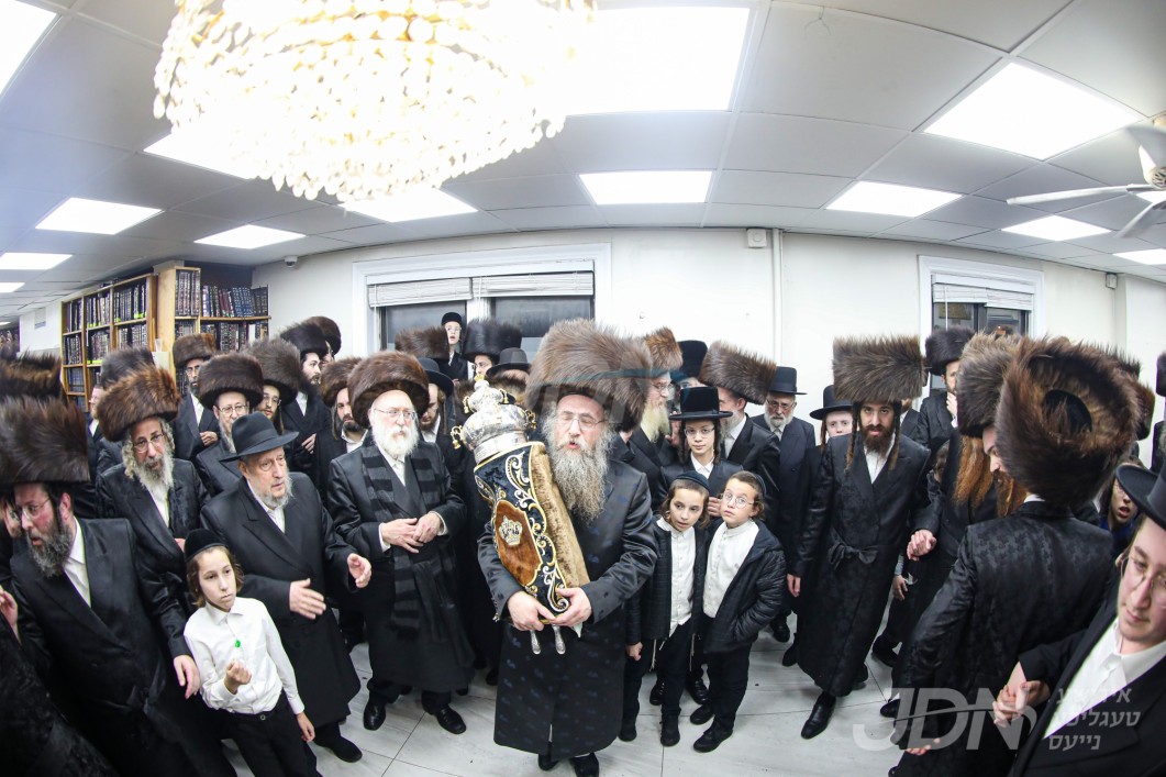 הכנסת ספר תורה צו ביהמ&quot;ד קאזלאוו אין בארא פארק