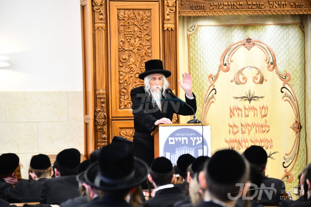 האדמו"ר מסטריקוב טרעט אויף מיט א דרשת הכנה צום יו"ט שבועות אין ישיבת עץ חיים ד'באבוב אין בני ברק