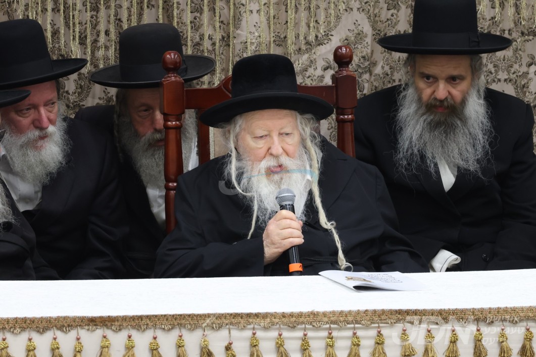 לבקש רחמים: האדמו&quot;ר מגור געפונט זיך אין שפיטאל צוליב א שווערע לונגען אנטצינדונג