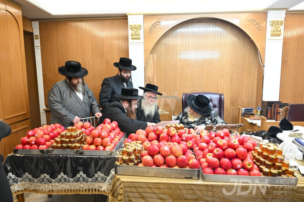 מעמד לשנה טובה ומתוקה ביי האדמו&quot;ר מתולדות אברהם יצחק מיט מנהלי מוסדות בית לפליטות צו בענטשן עפל און האניג פאר תלמידים פון אלע אפטיילונגען