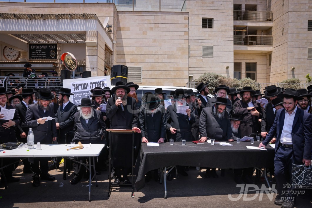 גדולי ישראל ביים עצרת זעקה גדולה מוחה צו זיין אויף חילול קברי הקדמונים אין יהוד