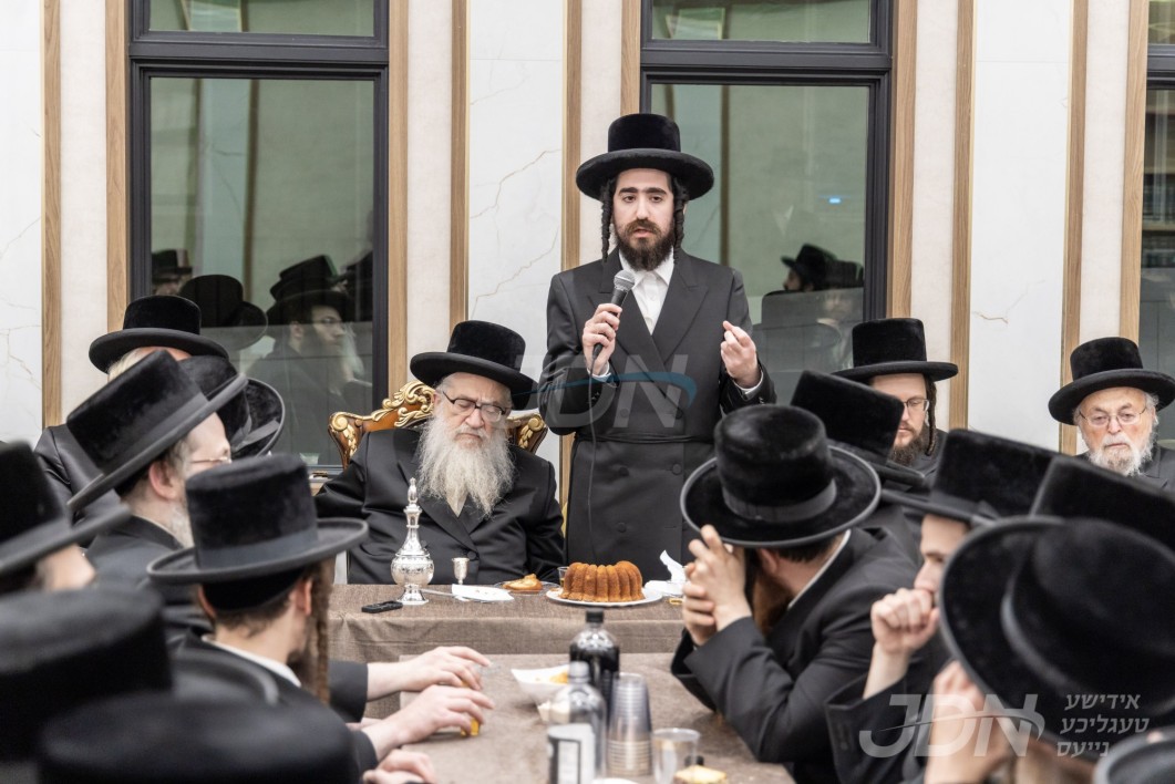 מעמד קביעת מזוזה און חנוכת הבית אין ביהמ"ד החדש אלכסנדר אין מאנסי