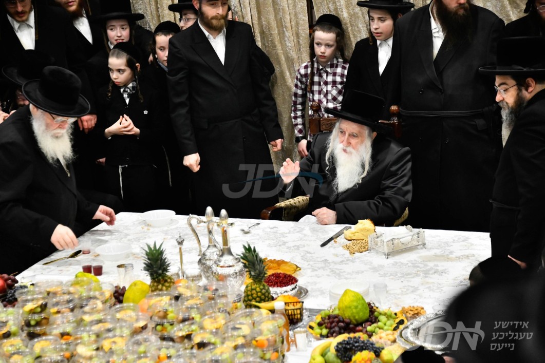 האדמו"ר ממחנובקה בעלזא ביים חמשה עשר בשבט טיש