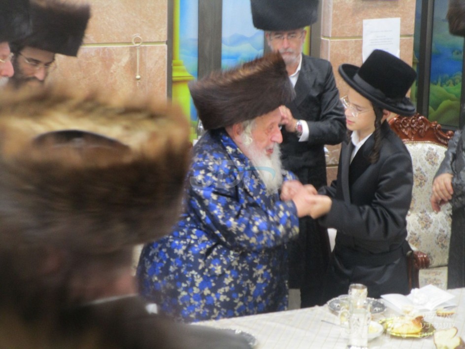 שמחת הבר מצוה פון אן אור אייניקל פון האדמו&quot;ר מנאראל