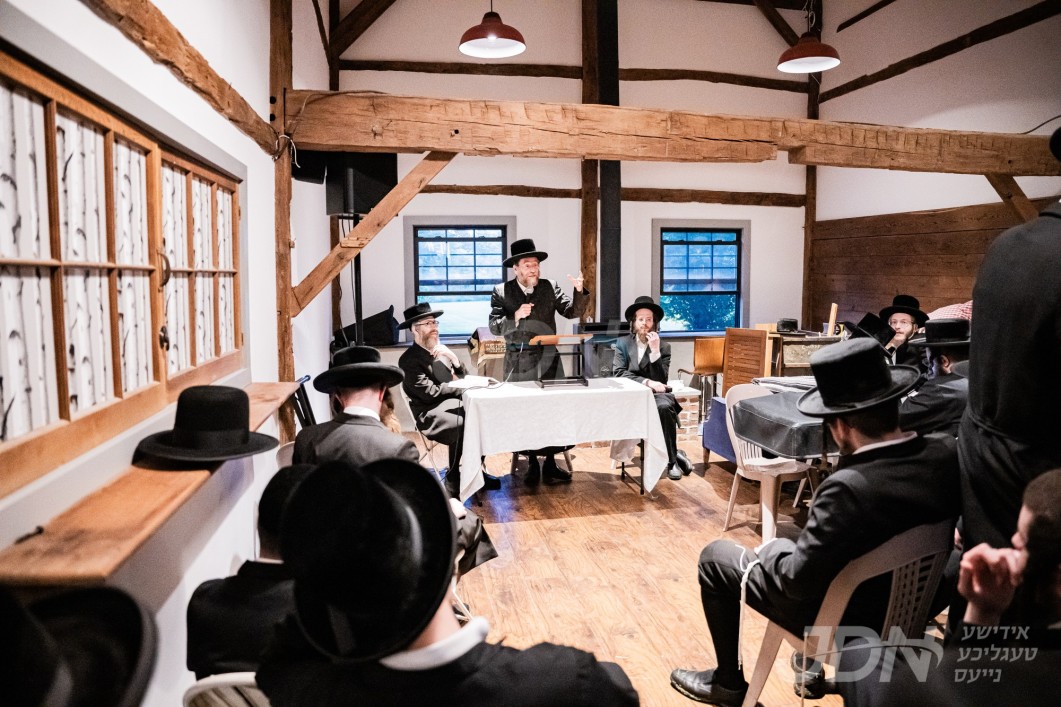 קביעת מזוזה און הרחבת גבולי הקדושה אין ישיבה עמק החכמה