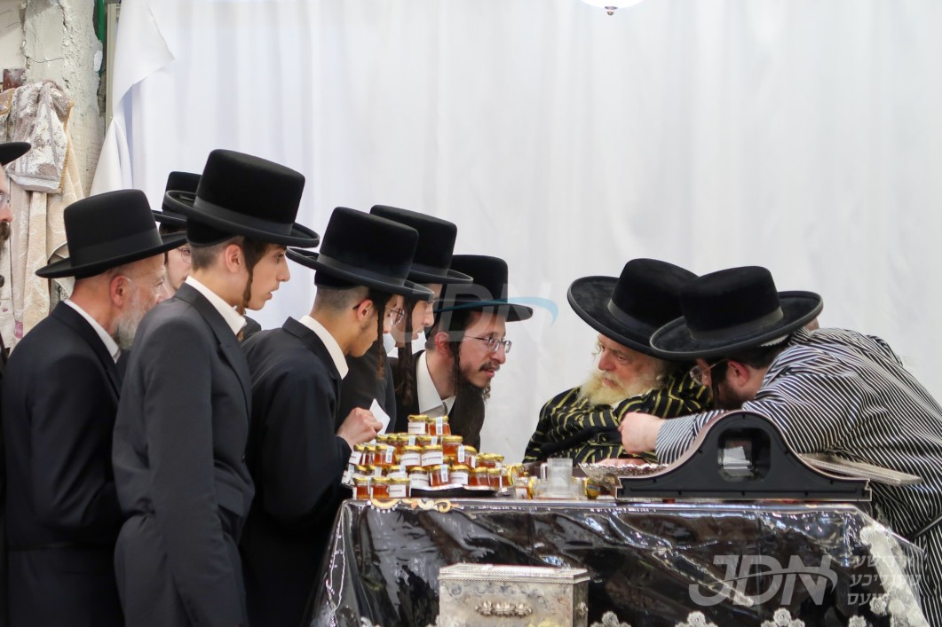 קבלת קהל ביי האדמו&quot;ר מתולדות אברהם יצחק