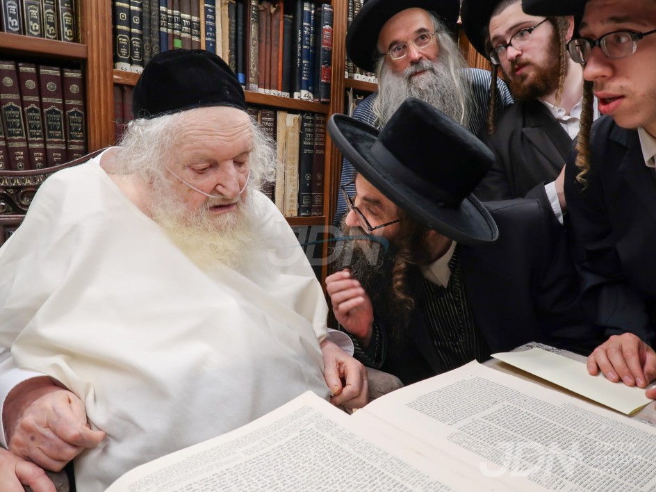 הגה"צ אב"ד תולדות אהרן מאנסי באזוכט ביים פוסק הדור מרא דארעא קדישא