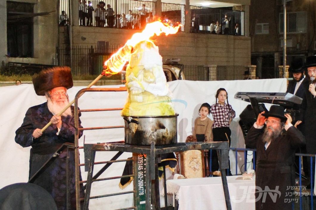 האדמו&quot;ר מקאמארנא בני ברק ביים הדלקה ל&quot;ג בעומר