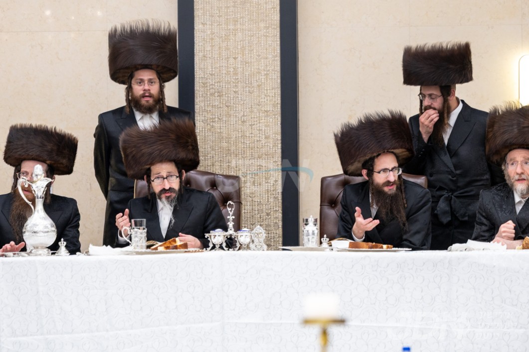 סעודת הודאה מוצאי שבת נחמו ביי האדמו&quot;רים מסקולען און ישועות יעקב סקולען