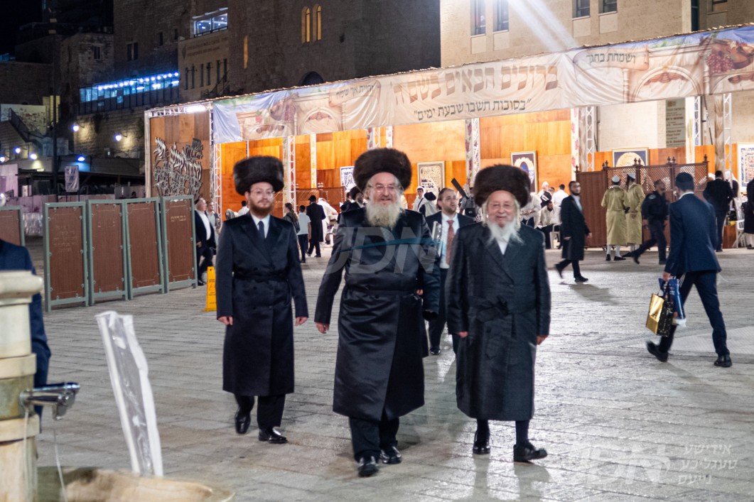 האדמו&quot;ר מקארלין סטאלין איז מתפלל ביים כותל המערבי חול המועד סוכות