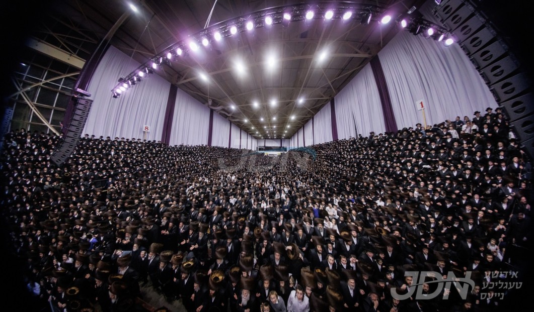 טויזענטער חסידי סאטמאר פרייען זיך מיט בשמחתו הגדולה פונעם רבי&#039;ן, ודור רביעי ישובו הנה