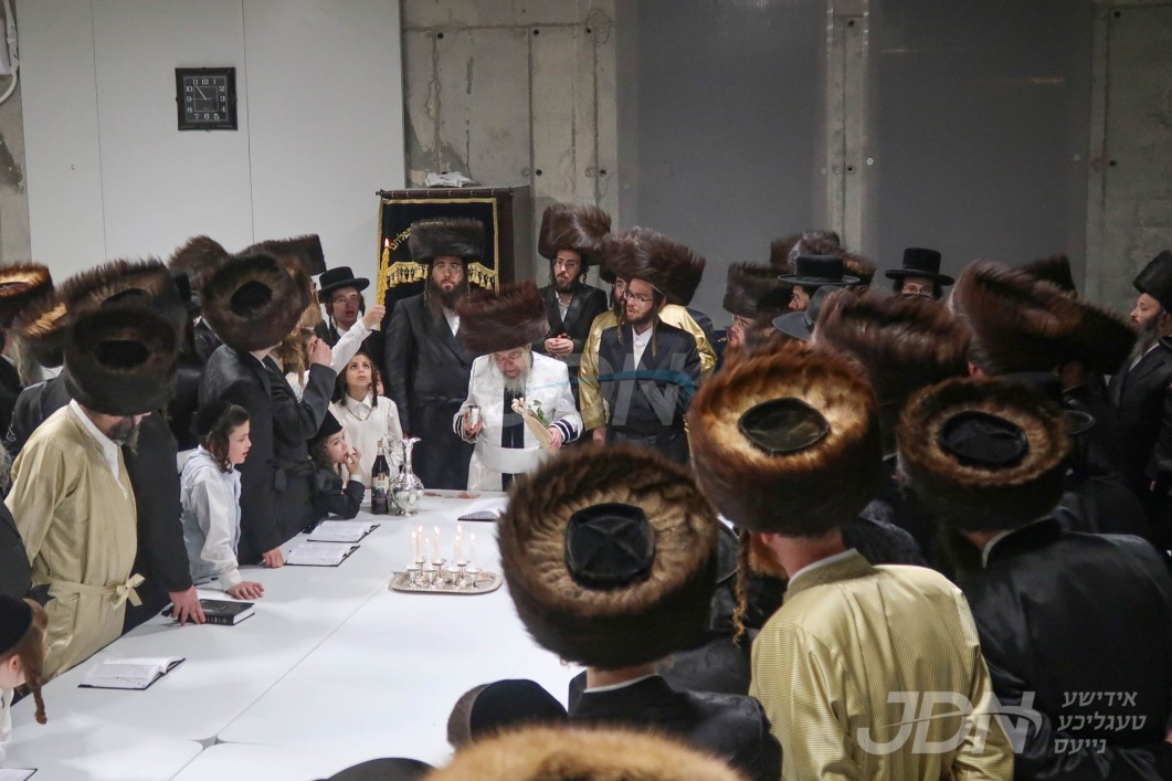 האדמו&quot;ר מקרעטשניף סיגעט מוצש&quot;ק אין בית שמש לרגל די שבת שבע ברכות פון אן אייניקל