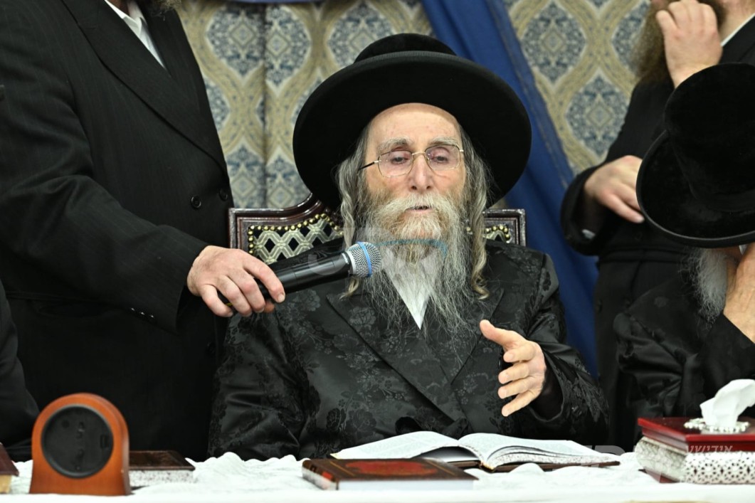 האדמו"ר מערלוי וועט ארויספארן אויף א געהויבענע באזוך קיין לאנדאן, לפאר על ראש שמחתו