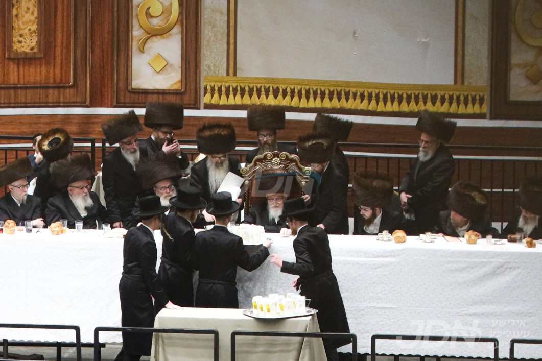 שמחת השבע ברכות פון אן אייניקל פון האדמו&quot;ר מסקווירא אינאיינעם מיטן סיום מסכת סוטה במסגרת עמוד יומי דחסידי סקווירא